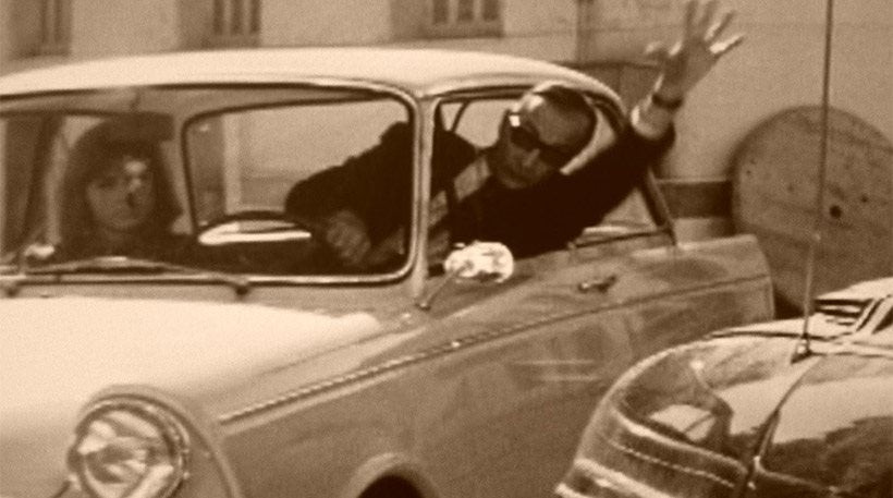 Η μούντζα ποινικοποιήθηκε και το twitter το γλεντάει (εικόνες)